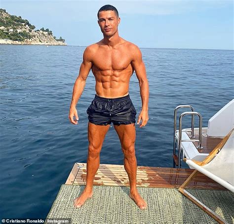 cristiano ronaldo famous abs.